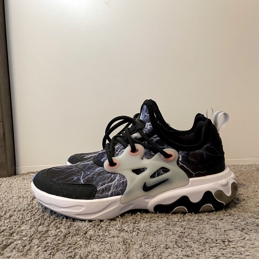 Black/White/Blue Nike Snkrs💙